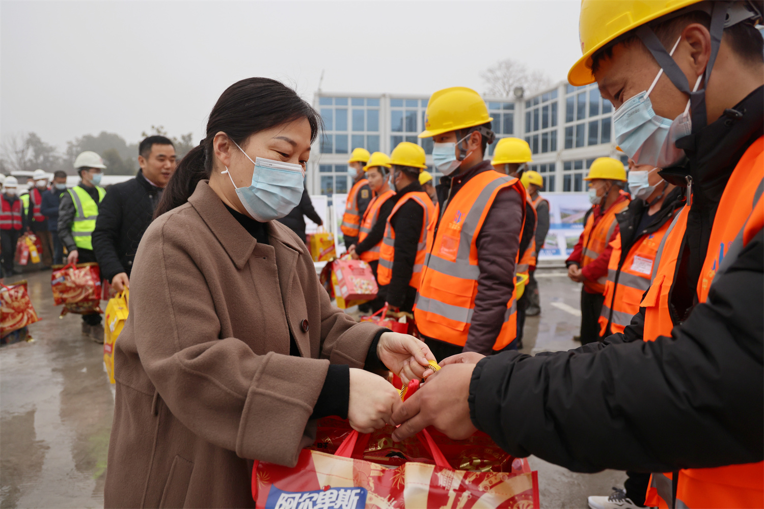暖心！庐阳区政府、总工会领导相继走访慰问华力一线职工
