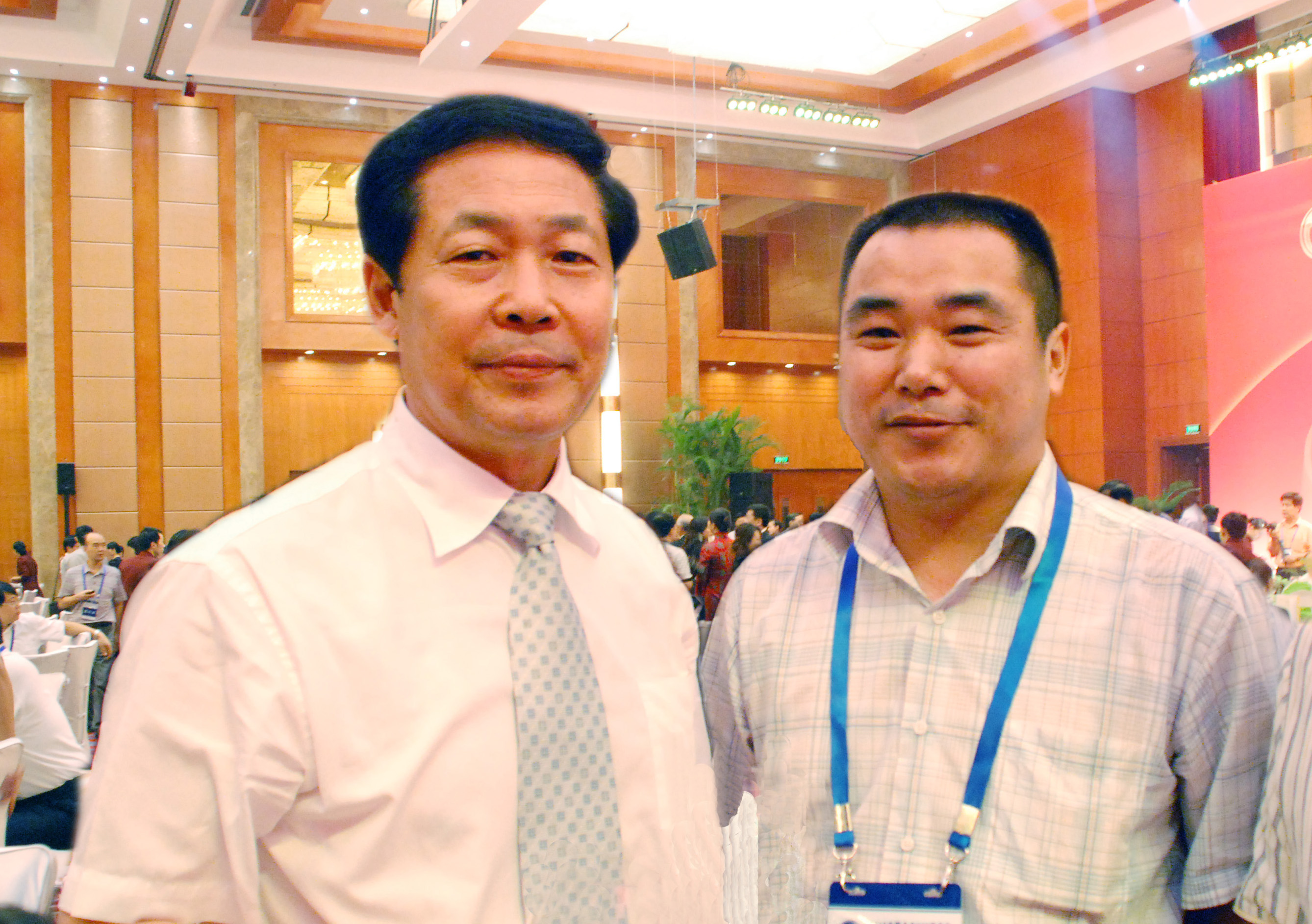 集团总经理王坤出席2010中国500强峰会，并与省委书记张宝顺亲切交流。