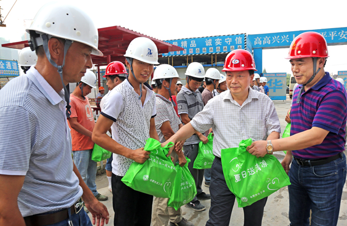王坤陪同合肥市政协主席董昭礼为建筑工人送清凉